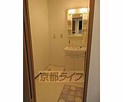 脱衣所も広々しています。