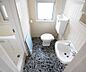 トイレ：トイレと洗面台です。