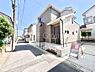 外観：前面道路はきちんと整備されています  