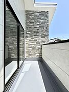 暖かな陽光が降り注ぐバルコニーはお洗濯におすすめ。爽やかな風も心地よいです。 
