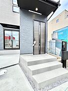 大切な家族、来客を出迎える玄関。