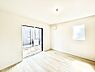 室内：爽やかな日差しがお部屋全体を優しく包み込んでくれます