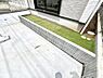 その他：プランターを並べて季節のお花を楽しめるお庭付き。