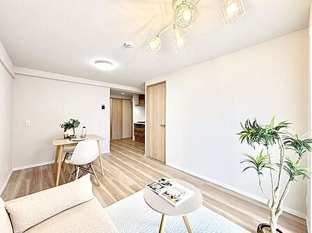 落ち着いた雰囲気のLDKは家族みんなの快適空間