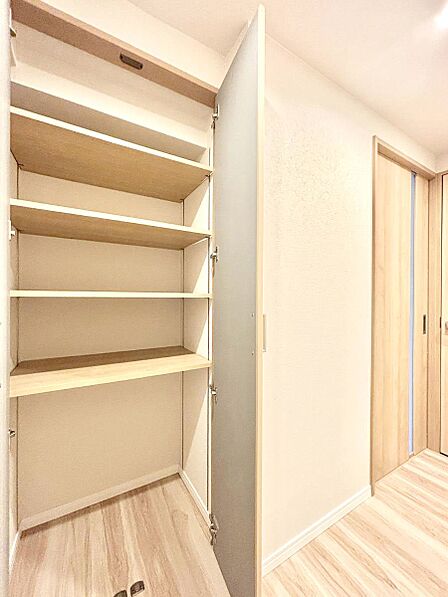 玄関ホール収納です。掃除道具やお出かけ用グッズの収納に便利です。