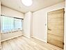 室内：爽やかな日差しがお部屋全体を優しく包み込んでくれます　