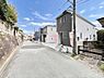 外観：前面道路はきちんと整備されています  