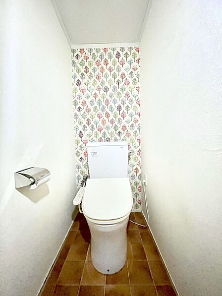 明るく清潔感のあるトイレです。