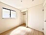 子供部屋：お子さまのお部屋としても！衣類の整理整頓に便利なクローゼット付きの洋室。