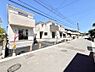 外観：前面道路はきちんと整備されています  