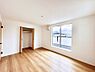 子供部屋：お子さまのお部屋としても！衣類の整理整頓に便利なクローゼット付きの洋室。