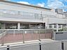 周辺：小学校 650m 足立区立伊興小学校