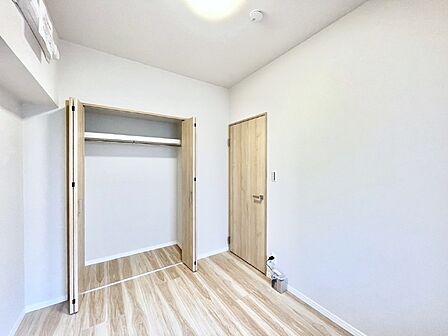お子さまのお部屋としても!衣類の整理整頓に便利なクローゼット付きの洋室。