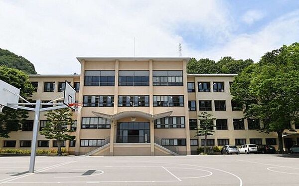 画像22:高校・高専「私立広島学院高校まで1323ｍ」