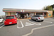 コンビニ「セブンイレブン広島草津梅が台店まで631ｍ」