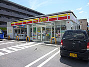 コンビニ「デイリーヤマザキ広島戸坂中町店まで174ｍ」