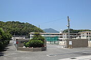 小学校「廿日市市立宮内小学校まで595ｍ」