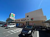 スーパー「マルショク山本店まで180ｍ」