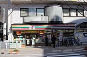 コンビニ「セブンイレブン広島五日市駅前店まで135ｍ」