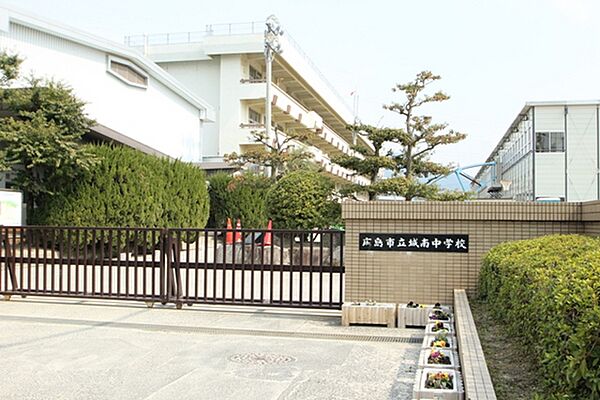 画像20:中学校「広島市立城南中学校まで1727ｍ」