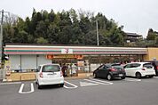 コンビニ「セブンイレブン広島五日市利松北店まで1090ｍ」