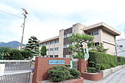 小学校「海田町立海田小学校まで700ｍ」
