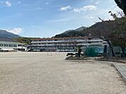 小学校「呉市立昭和中央小学校まで1042ｍ」