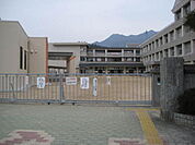 中学校「廿日市市立大野東中学校まで675ｍ」