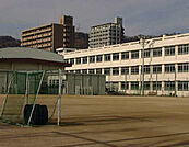 小学校「広島市立中山小学校まで701ｍ」