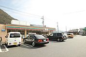 コンビニ「セブンイレブン広島可部郵便局前店まで813ｍ」
