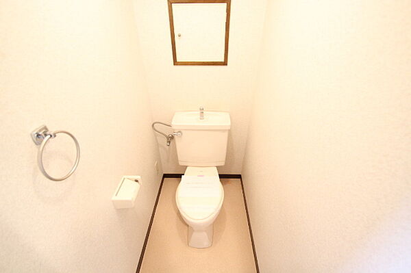 トイレ：別号室の写真です。