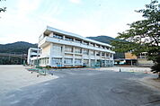 小学校「呉市立安浦小学校まで872ｍ」