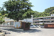 小学校「廿日市市立佐方小学校まで1233ｍ」