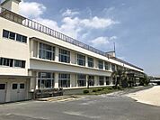 小学校「岩国市立川下小学校まで840ｍ」