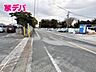 外観：前面10ｍ幅の道路に面しており、通行や駐車の際に余裕がある広さです。運転が苦手な方でもラクラク！  