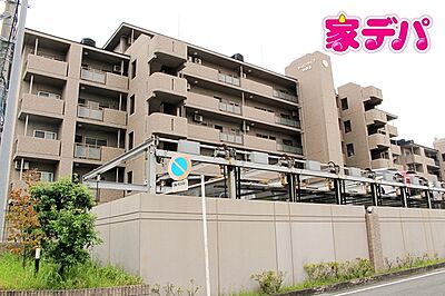 外観：小学校、保育施設が近く、お子様の通学も安心の立地です。周辺商業施設が近く、自転車や徒歩でもお出かけできる便利な住環境です。現地見学できます。お気軽に「家デパ」へお問い合わせ下さい。