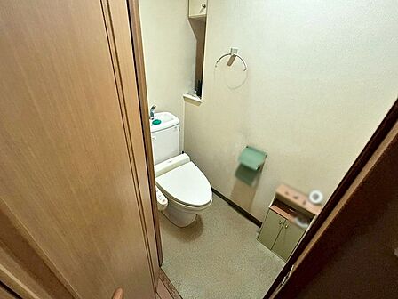 【トイレ】 トイレ内に棚があるので備品を置くことができて便利です。