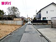 前面道路は車通り少ないのでお子様も安心して暮らせる環境です 