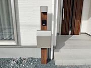 お洒落な一体型で場所を取らない、玄関前のカメラ付インターホン・ポスト 