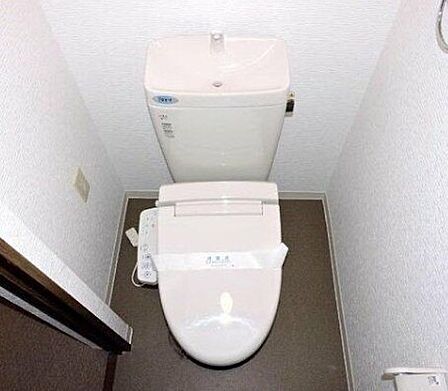 シャワー機能付トイレを設置してます。 