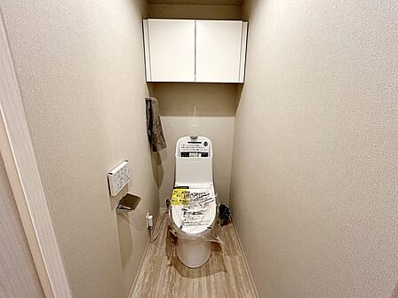 【トイレ】 シャワー付きトイレを備えており、快適にお使いいただけます。清潔に使いやすく、お手入れもしやすい仕様で、毎日気持ちよくお使いいただけます。