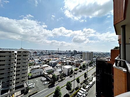 バルコニーからは閑静な街並みを望むことができ、外の空気を感じながら過ごせるスペースです。日常の中で外の景色を眺めることで気分転換もしやすく、ほどよい開放感も感じられます。