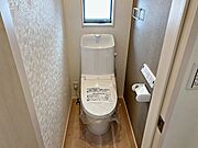 【施工例】多機能な温水洗浄便座付きでお掃除がしやすい、清潔なトイレです