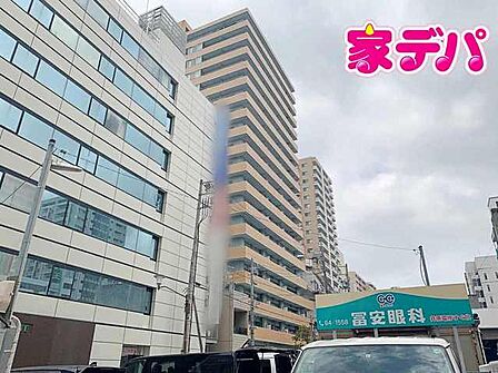 地上15階「角部屋」で眺望良好!和室付き「3LDK」です。床暖房完備のリビングは広さ26.3帖の広々空間。東海道本線「豊橋」駅まで徒歩3分!アクセス良好です。お問い合わせください。