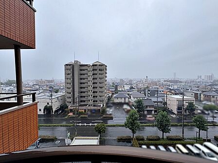 バルコニーからは閑静な街並みを望むことができ、外の空気を感じながら過ごせるスペースです。日常の中で外の景色を眺めることで気分転換もしやすく、ほどよい開放感も感じられます。