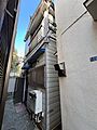 玄関側からの建...