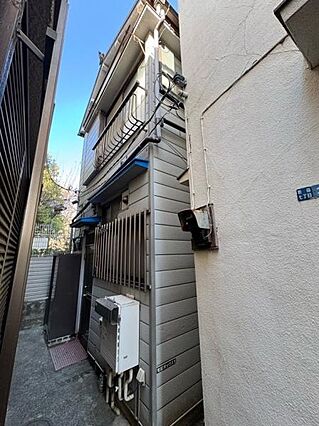 玄関側からの建...