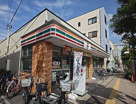 歩いて1分にコンビニもあるので便利です♪