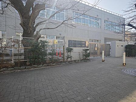 徒歩9分 小学校と同じ場所にあるので、通いやすいですね♪