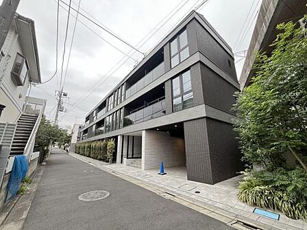 外観　外観は落ち着いた配色の低層レジデンスです。